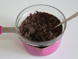 14、牛油果脆皮雪糕,巧克力币敲碎隔水融化