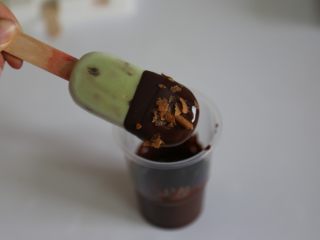 16、牛油果脆皮雪糕,拿起，撒上可可脆片装饰即可