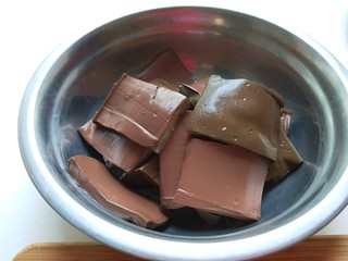 5、川味麻辣毛血旺,鸭血切成片。