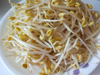 6、川味麻辣毛血旺,黄豆芽一盘。