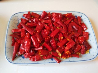 8、川味麻辣毛血旺,干辣椒剪成段。