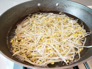 10、川味麻辣毛血旺,黄豆芽提前烫一下水捞出来备用。