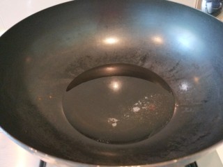 12、川味麻辣毛血旺,锅中放适量油烧热。