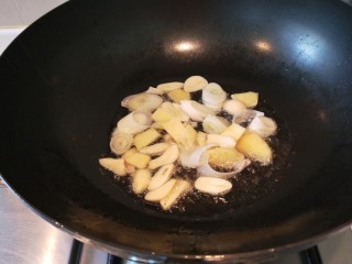 13、川味麻辣毛血旺,加入葱姜蒜炒香。