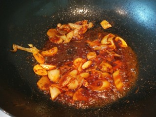 14、川味麻辣毛血旺,加入毛血旺酱料，加入一勺豆瓣酱。