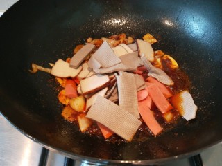 15、川味麻辣毛血旺,加入豆皮，火腿。