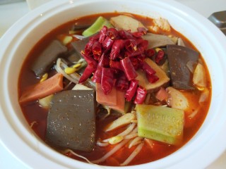 23、川味麻辣毛血旺,加入辣椒段。