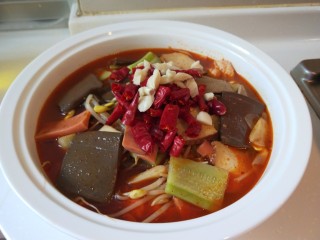 24、川味麻辣毛血旺,加入蒜末。