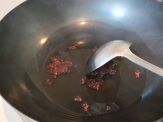 25、川味麻辣毛血旺,锅中放适量油烧热，放入花椒，有烟冒出来关火，浇在辣椒上即可。