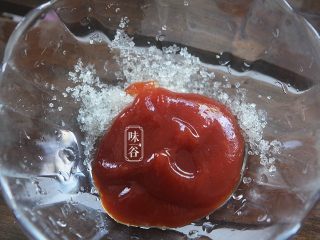 4、糖醋脆皮豆腐,倒入番茄酱;