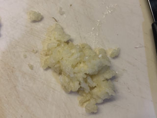 2、蜜汁鸡腿,蒜切成蒜粒