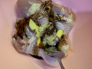 6、蜜汁鸡腿,放入1勺老抽