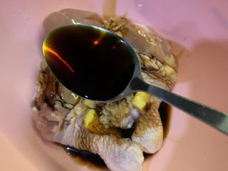 7、蜜汁鸡腿,放入2勺生抽