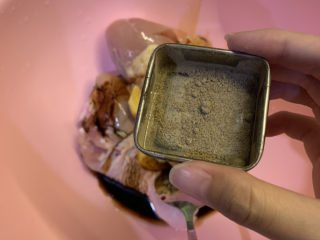 8、蜜汁鸡腿,放入1勺白胡椒粉