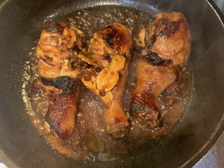 15、蜜汁鸡腿,把剩余的汁倒进去