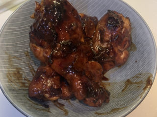 20、蜜汁鸡腿,把锅内剩余的汁淋上鸡腿上