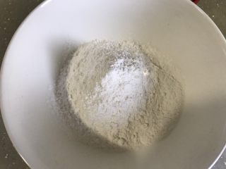 1、奶黄冰皮月饼,将冰皮月饼所有粉类倒入碗中混合。