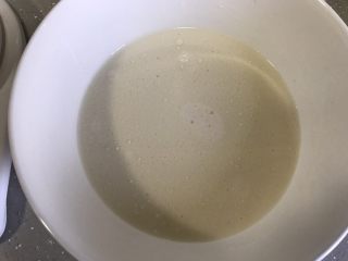 3、奶黄冰皮月饼,加入炼奶和玉米油，搅拌均匀。放入蒸锅隔水蒸25分钟。