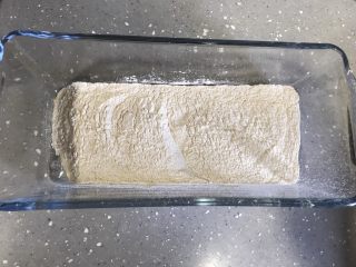 4、奶黄冰皮月饼,期间制作糕粉。将50克糯米粉倒入不粘锅翻炒，颜色发黄即可，倒入盘里放凉备用。