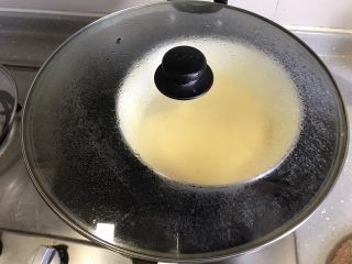 11、奶黄冰皮月饼,盖上锅盖，蒸5分钟后打开锅盖搅拌一下，防止底部结块。再盖上锅盖蒸5分钟。