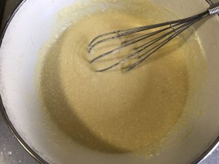 9、奶黄冰皮月饼,用手抽搅拌均匀