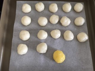 13、奶黄冰皮月饼,将冰皮按25克一个分成17粉，揉圆