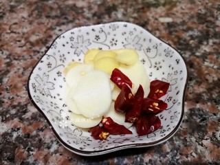 4、卷心菜炒粉丝,将大蒜生姜切片,干红辣椒切小段。