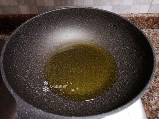 6、卷心菜炒粉丝,热锅倒油烧至八成热。