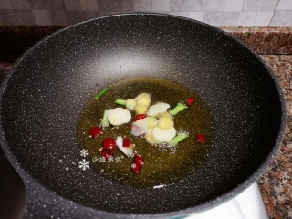 7、卷心菜炒粉丝,放入大蒜、生姜、干红辣椒和葱头翻炒出香味。