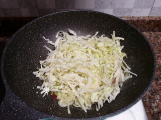 8、卷心菜炒粉丝,放入莲白翻炒片刻。