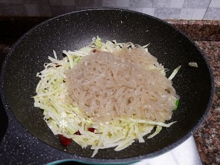 9、卷心菜炒粉丝,放入粉丝翻炒均匀。