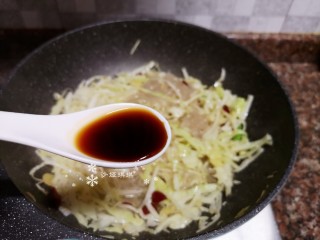 11、卷心菜炒粉丝,倒入适量生抽翻炒均匀。