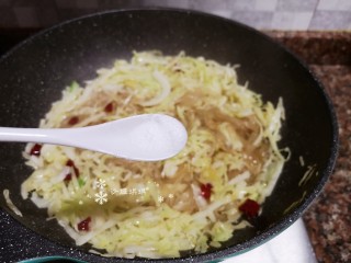 10、卷心菜炒粉丝,放入适量盐翻炒均匀。