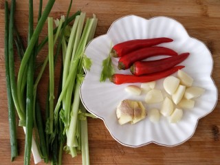 2、简易版飘香黄骨鱼,准备泡椒，姜蒜，葱和芹菜，有香菜更好