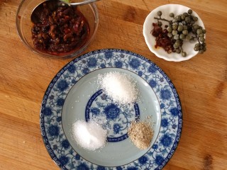 3、简易版飘香黄骨鱼,佐料：红油豆瓣酱，鲜藤椒，花椒，盐，糖，胡椒粉备好