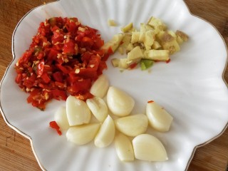 4、简易版飘香黄骨鱼,姜切大块或姜米，泡椒剁碎，大蒜整个或切末均可