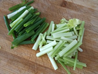 5、简易版飘香黄骨鱼,葱切葱段和葱花，芹菜切段