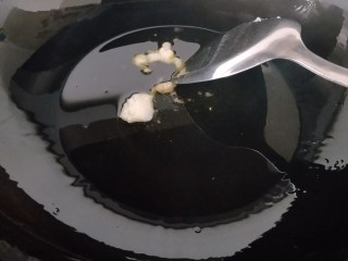 6、简易版飘香黄骨鱼,锅里放入菜籽油烧熟，加入猪油