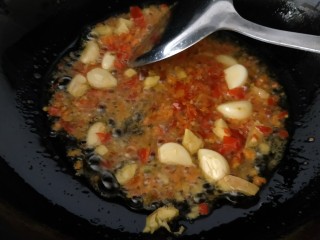 7、简易版飘香黄骨鱼,放姜，剁椒，蒜炒香