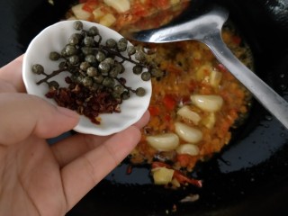 8、简易版飘香黄骨鱼,放花椒和鲜椒炒香