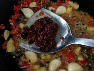 9、简易版飘香黄骨鱼,放豆瓣酱炒出红油色