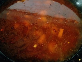 10、简易版飘香黄骨鱼,加入温水或开水煮开