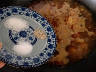 11、简易版飘香黄骨鱼,放胡椒粉，盐，糖调味