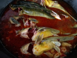 12、简易版飘香黄骨鱼,放入鱼，盖上锅盖中火焖5分钟