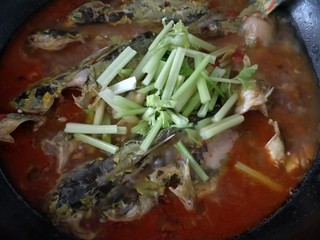 13、简易版飘香黄骨鱼,放芹菜段