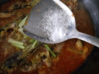 14、简易版飘香黄骨鱼,尝下咸淡，适量加盐和味精，关火