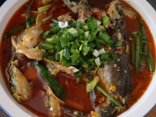 15、简易版飘香黄骨鱼,盛入汤盆，放上葱花即可。其实放香菜更好！