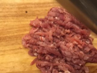 1、鲜肉榨菜烤包子,猪肉剁馅