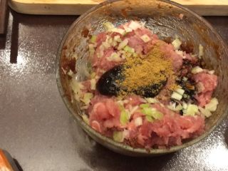 2、鲜肉榨菜烤包子,混合所有馅料的食材
