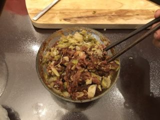 3、鲜肉榨菜烤包子,搅拌均匀后,馅料腌制半小时